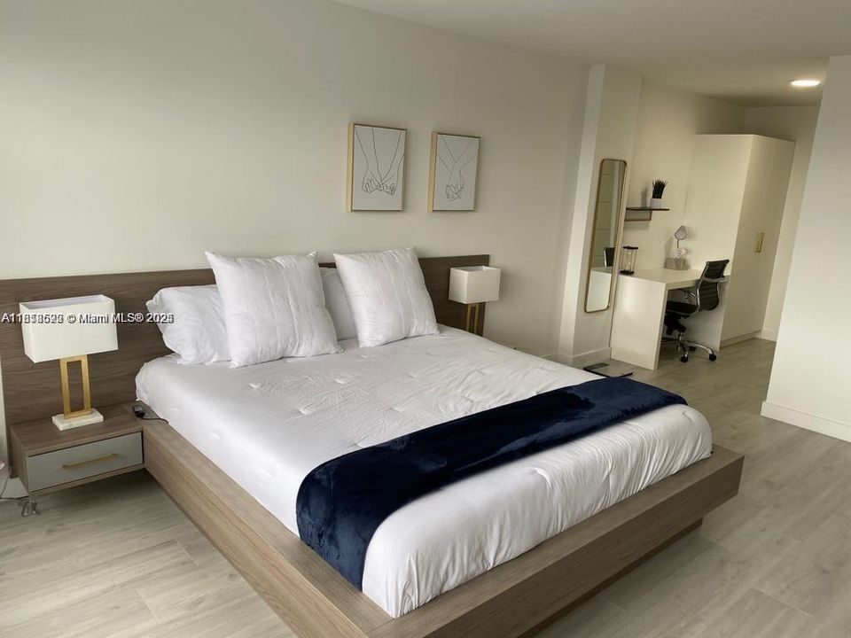 Active With Contract: $2,600 (1 beds, 1 baths, 900 Square Feet)