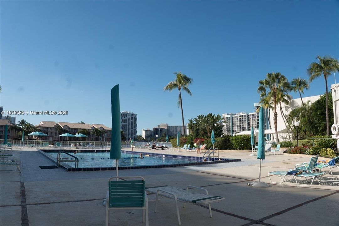 Active With Contract: $2,600 (1 beds, 1 baths, 900 Square Feet)