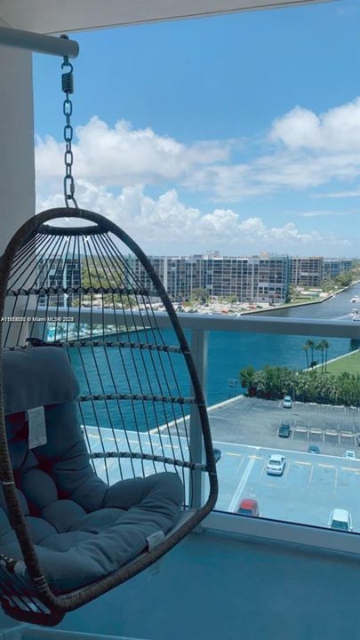 Active With Contract: $2,600 (1 beds, 1 baths, 900 Square Feet)