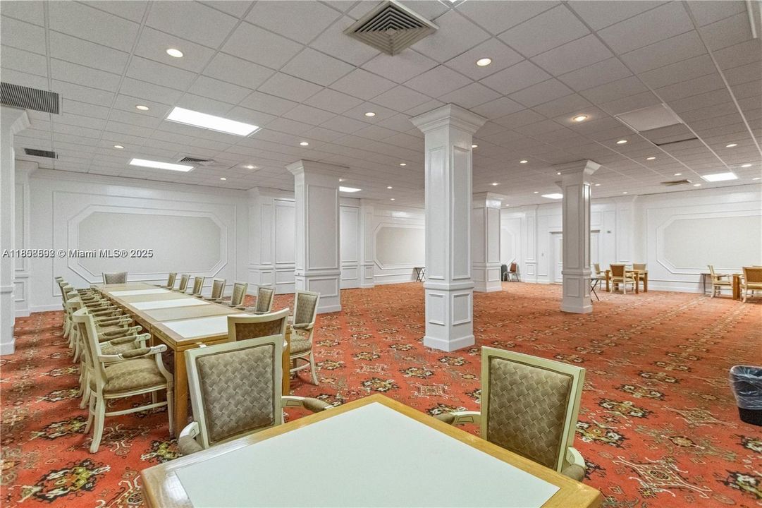 Active With Contract: $2,600 (1 beds, 1 baths, 900 Square Feet)