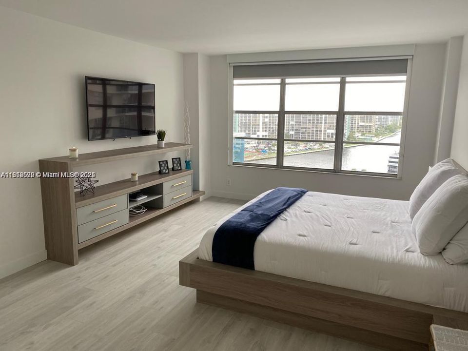 Active With Contract: $2,600 (1 beds, 1 baths, 900 Square Feet)