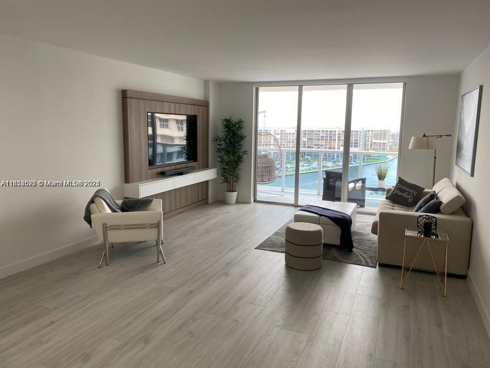 Active With Contract: $2,600 (1 beds, 1 baths, 900 Square Feet)