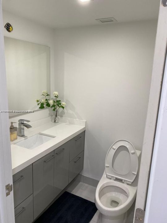 Active With Contract: $2,600 (1 beds, 1 baths, 900 Square Feet)