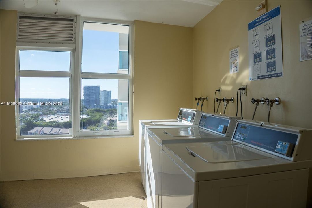 Active With Contract: $2,600 (1 beds, 1 baths, 900 Square Feet)