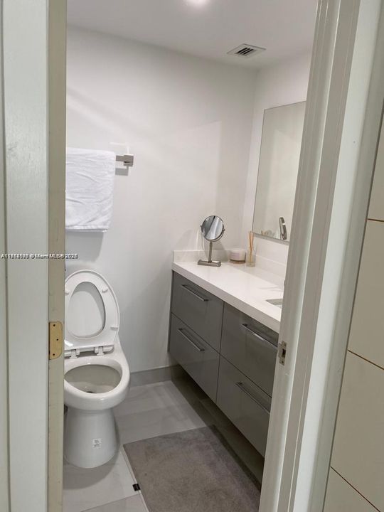 Active With Contract: $2,600 (1 beds, 1 baths, 900 Square Feet)