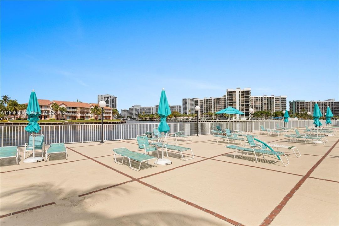 Active With Contract: $2,600 (1 beds, 1 baths, 900 Square Feet)
