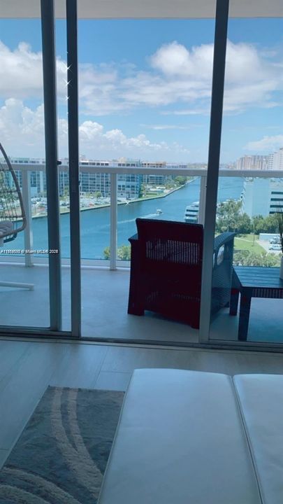 Active With Contract: $2,600 (1 beds, 1 baths, 900 Square Feet)