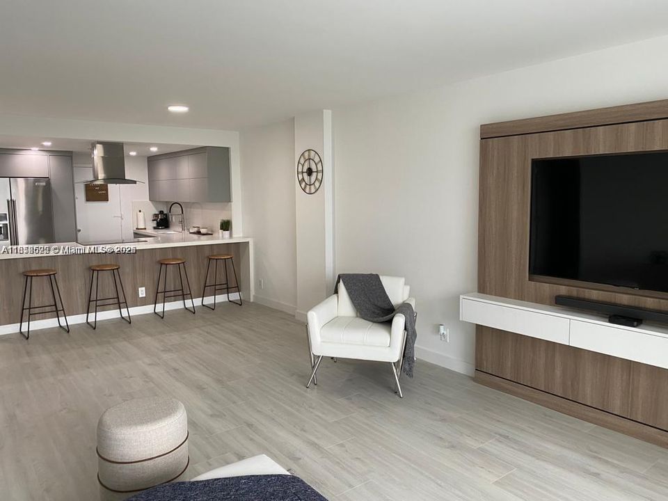 Active With Contract: $2,600 (1 beds, 1 baths, 900 Square Feet)