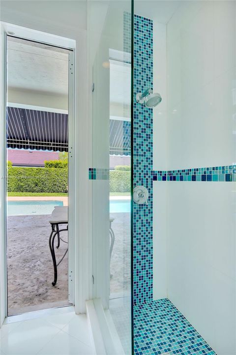 Guest/Pool-Bathroom 3