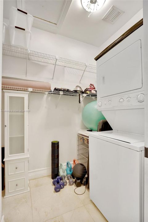 For Sale: $2,099,000 (6 beds, 5 baths, 4256 Square Feet)