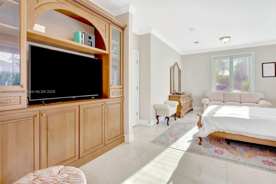 For Sale: $2,099,000 (6 beds, 5 baths, 4256 Square Feet)