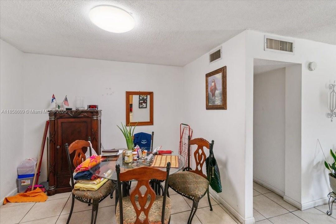 合同活跃: $240,000 (2 贝兹, 2 浴室, 980 平方英尺)