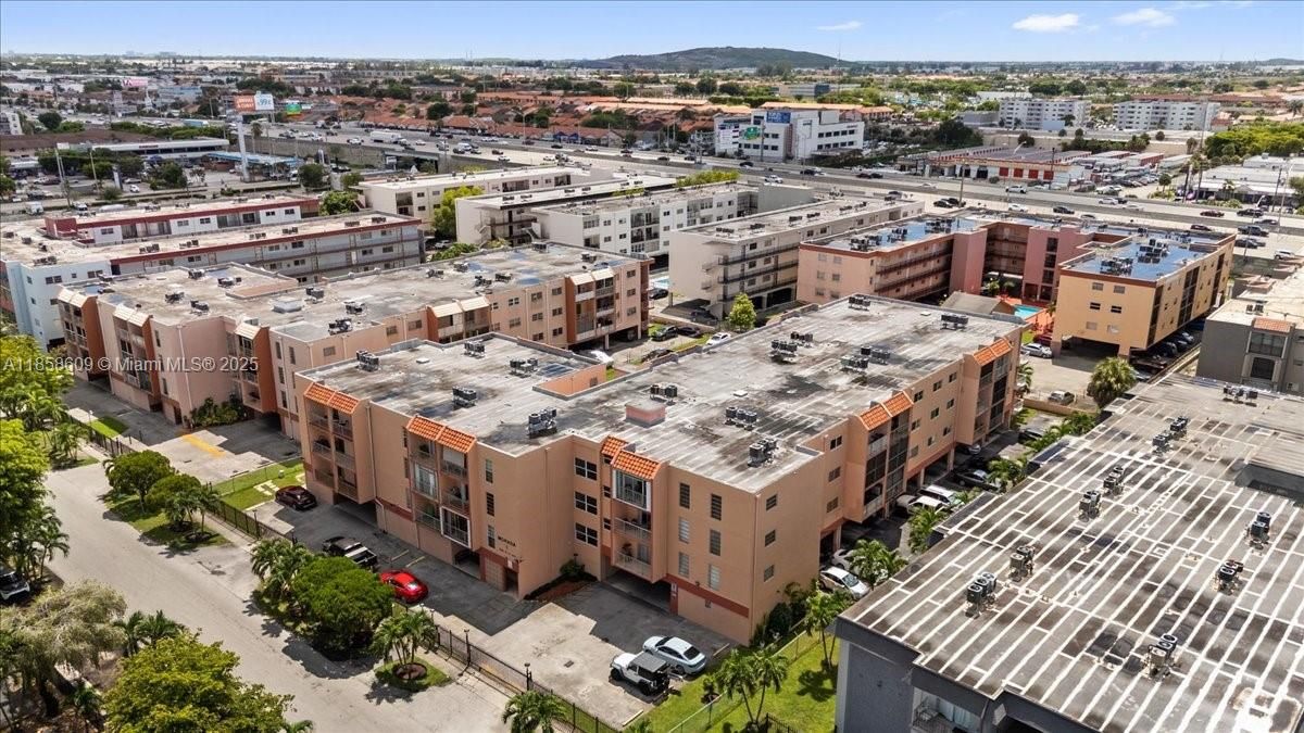 合同活跃: $240,000 (2 贝兹, 2 浴室, 980 平方英尺)