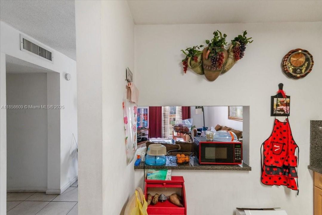 合同活跃: $240,000 (2 贝兹, 2 浴室, 980 平方英尺)