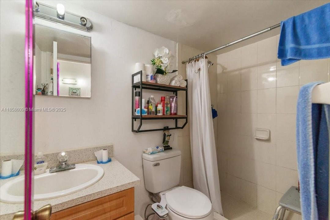 合同活跃: $240,000 (2 贝兹, 2 浴室, 980 平方英尺)