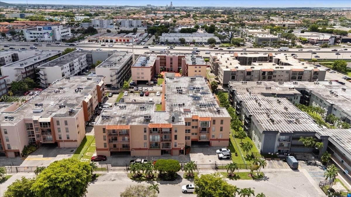 合同活跃: $240,000 (2 贝兹, 2 浴室, 980 平方英尺)