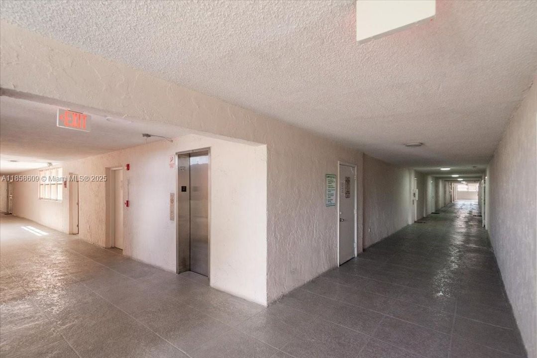 合同活跃: $240,000 (2 贝兹, 2 浴室, 980 平方英尺)