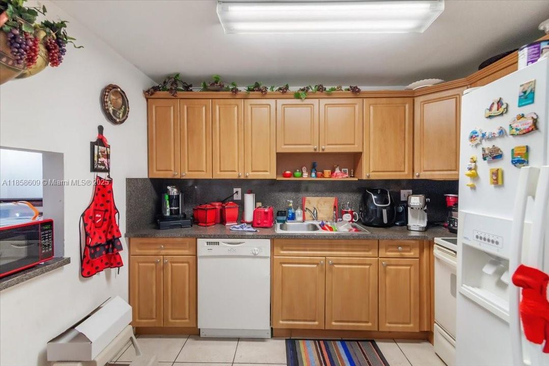 合同活跃: $240,000 (2 贝兹, 2 浴室, 980 平方英尺)