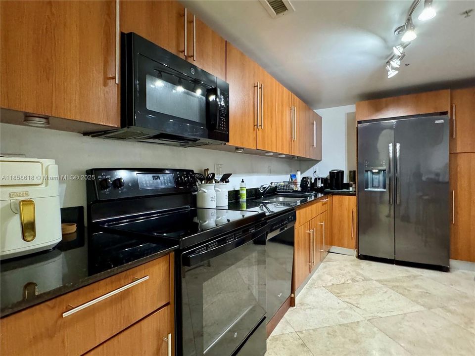 Recently Rented: $2,500 (1 beds, 1 baths, 883 Square Feet)