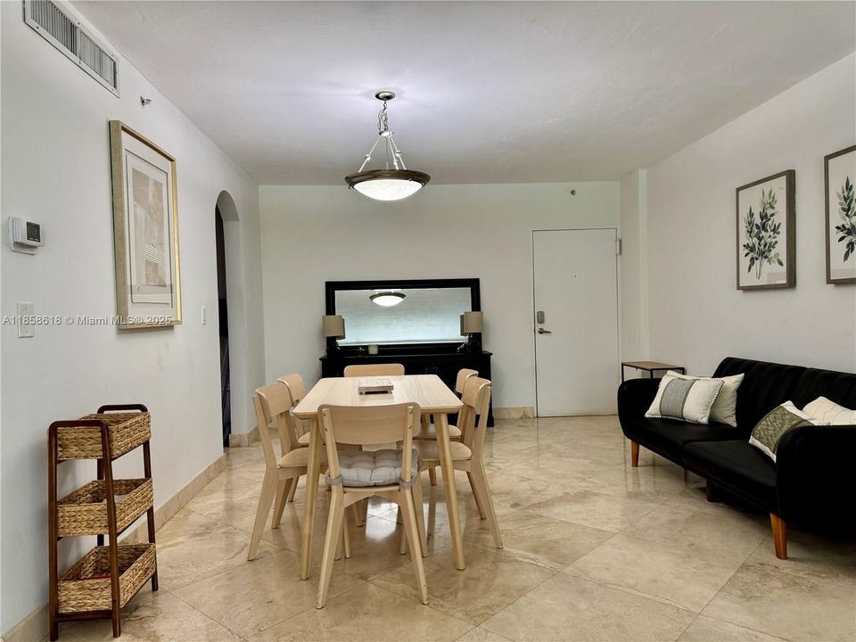 Recently Rented: $2,500 (1 beds, 1 baths, 883 Square Feet)