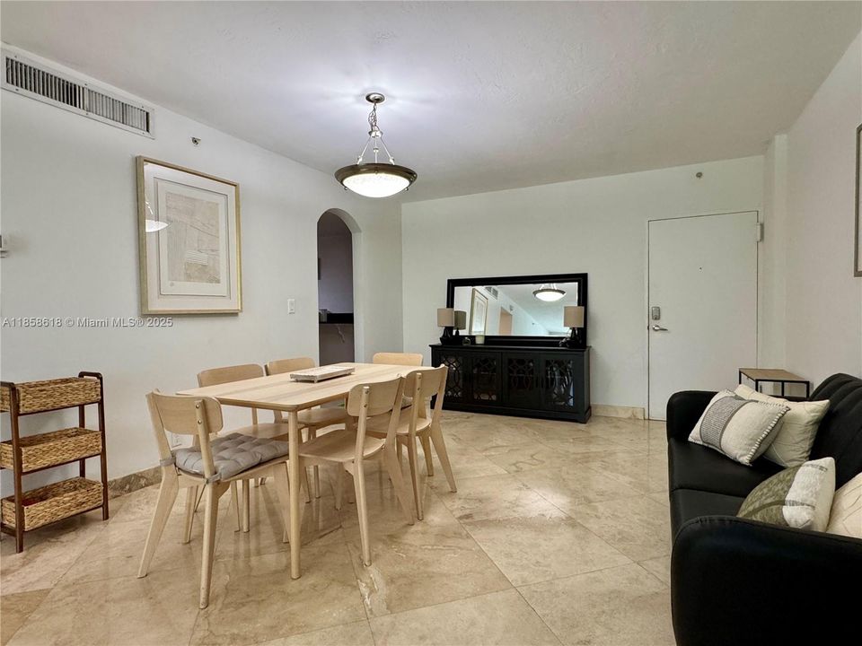 Recently Rented: $2,500 (1 beds, 1 baths, 883 Square Feet)