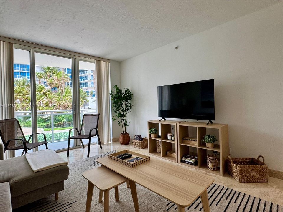 Recently Rented: $2,500 (1 beds, 1 baths, 883 Square Feet)