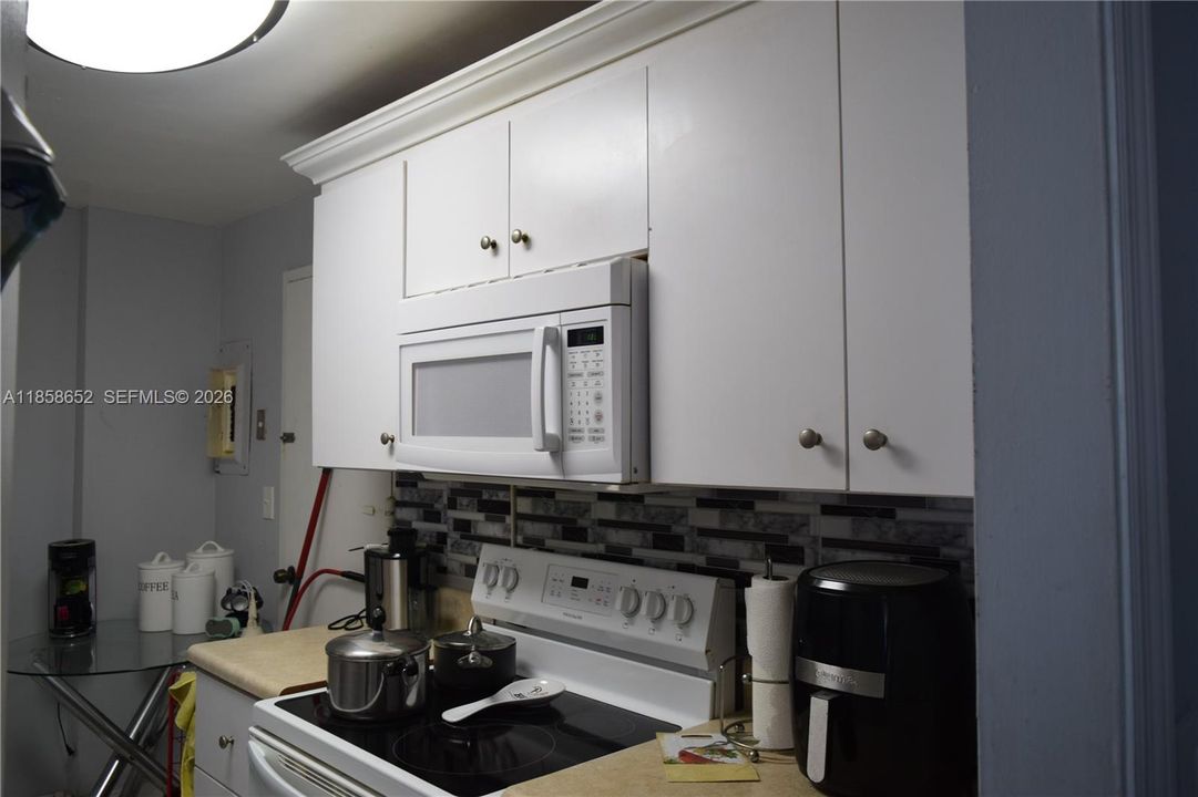 For Sale: $257,800 (1 beds, 1 baths, 940 Square Feet)