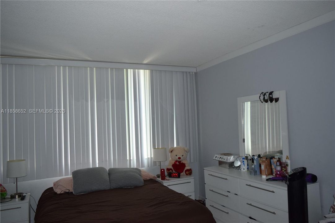For Sale: $257,800 (1 beds, 1 baths, 940 Square Feet)