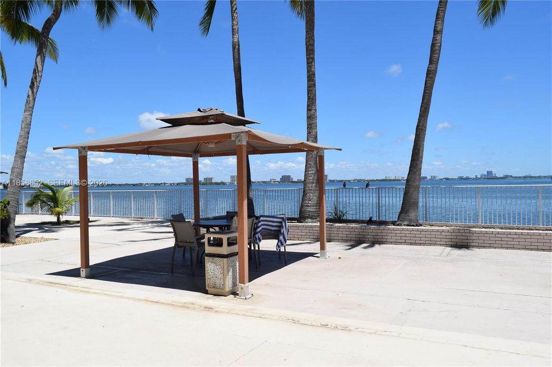 For Sale: $257,800 (1 beds, 1 baths, 940 Square Feet)