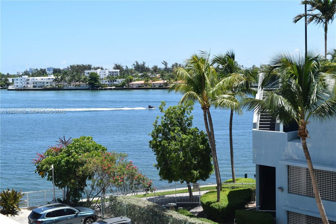 For Sale: $257,800 (1 beds, 1 baths, 940 Square Feet)