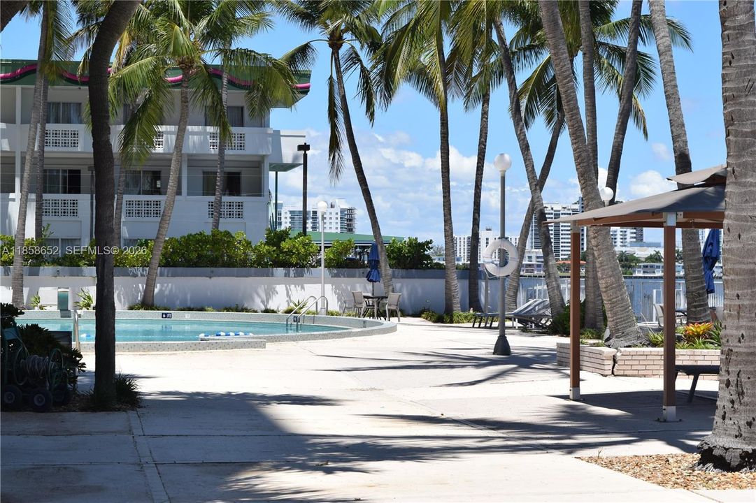 For Sale: $257,800 (1 beds, 1 baths, 940 Square Feet)