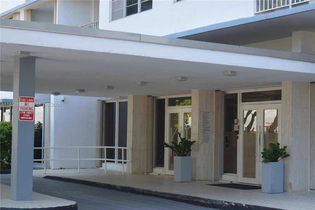 For Sale: $257,800 (1 beds, 1 baths, 940 Square Feet)