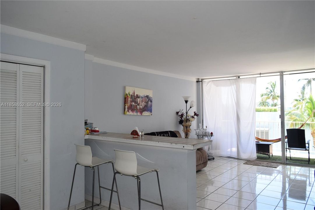 For Sale: $257,800 (1 beds, 1 baths, 940 Square Feet)
