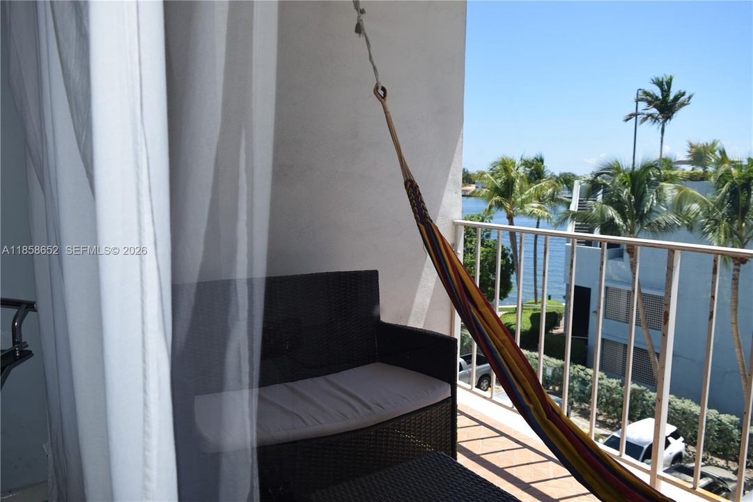 For Sale: $257,800 (1 beds, 1 baths, 940 Square Feet)