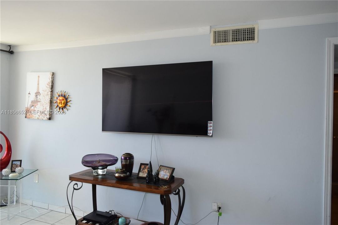For Sale: $257,800 (1 beds, 1 baths, 940 Square Feet)