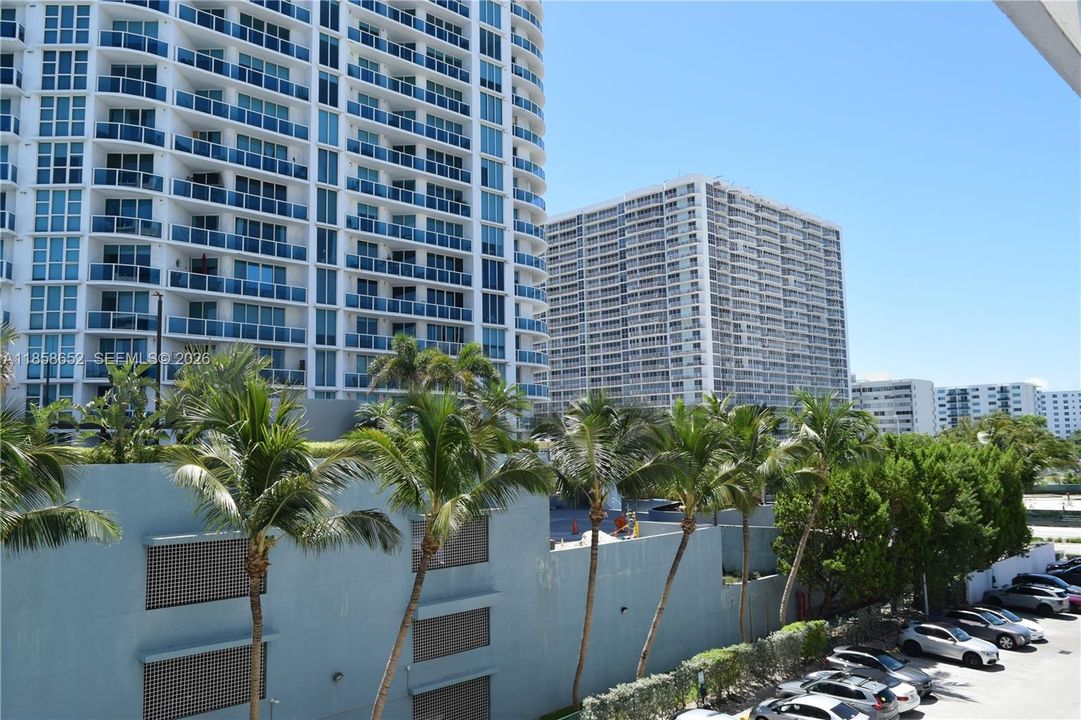 For Sale: $257,800 (1 beds, 1 baths, 940 Square Feet)