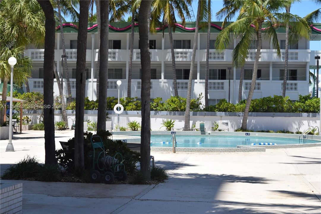 For Sale: $257,800 (1 beds, 1 baths, 940 Square Feet)