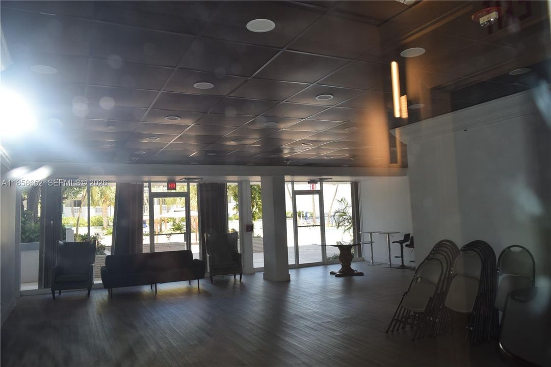 For Sale: $257,800 (1 beds, 1 baths, 940 Square Feet)