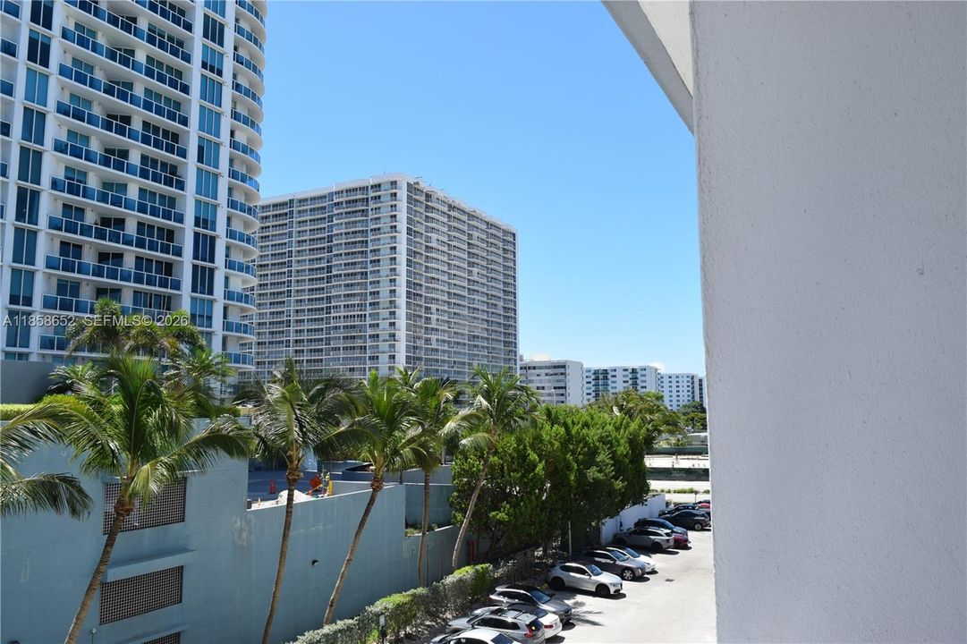 For Sale: $257,800 (1 beds, 1 baths, 940 Square Feet)