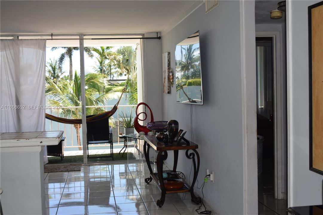 For Sale: $257,800 (1 beds, 1 baths, 940 Square Feet)