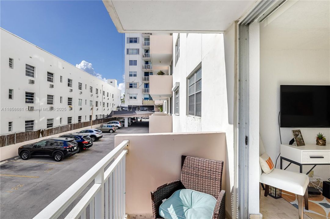 For Sale: $538,000 (1 beds, 1 baths, 662 Square Feet)