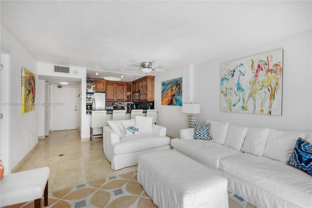 For Sale: $538,000 (1 beds, 1 baths, 662 Square Feet)