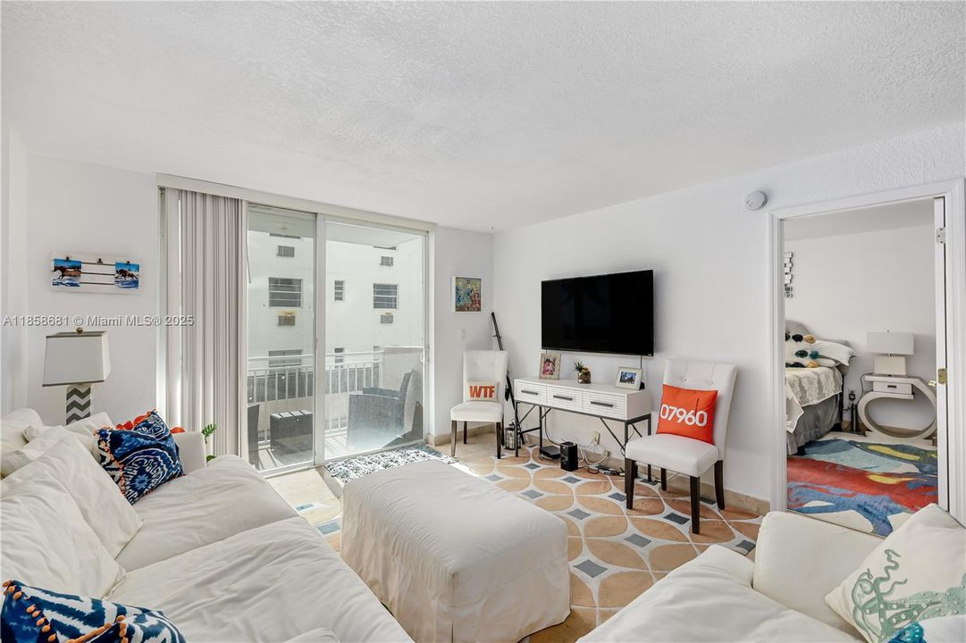 For Sale: $538,000 (1 beds, 1 baths, 662 Square Feet)