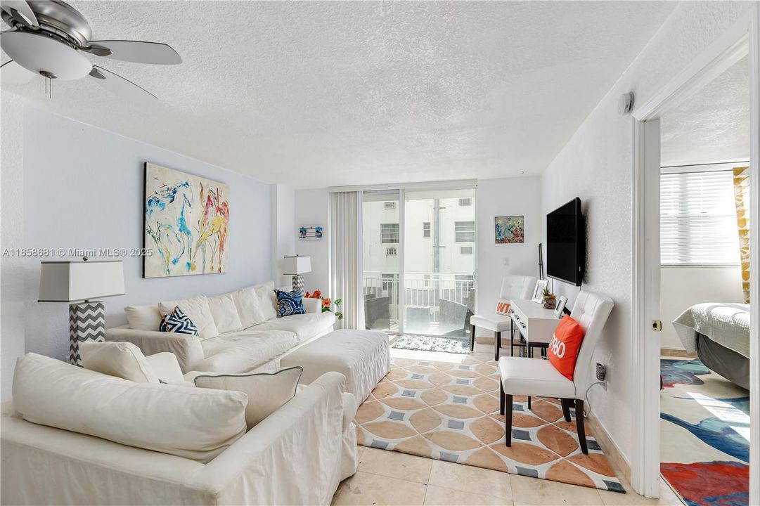 For Sale: $538,000 (1 beds, 1 baths, 662 Square Feet)