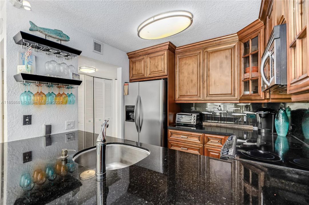 For Sale: $538,000 (1 beds, 1 baths, 662 Square Feet)