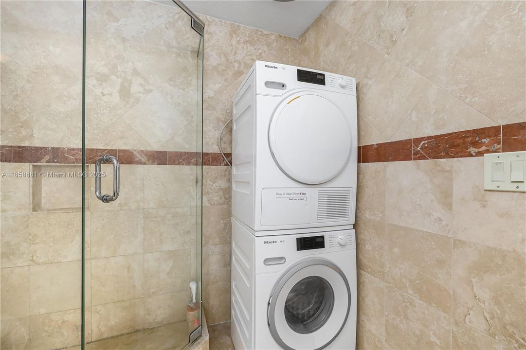 For Sale: $538,000 (1 beds, 1 baths, 662 Square Feet)