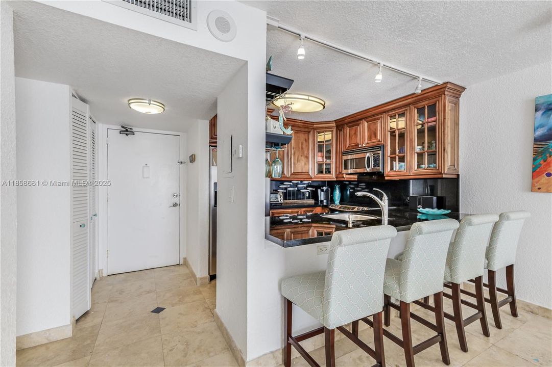 For Sale: $538,000 (1 beds, 1 baths, 662 Square Feet)