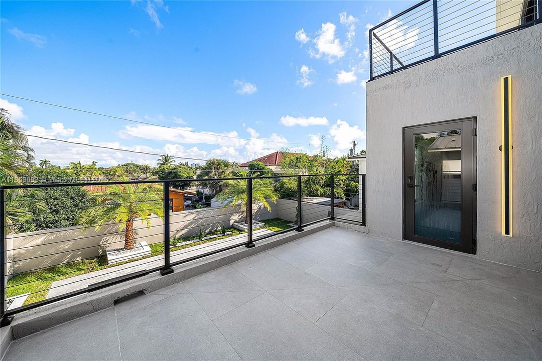 For Sale: $3,995,000 (5 beds, 5 baths, 3791 Square Feet)