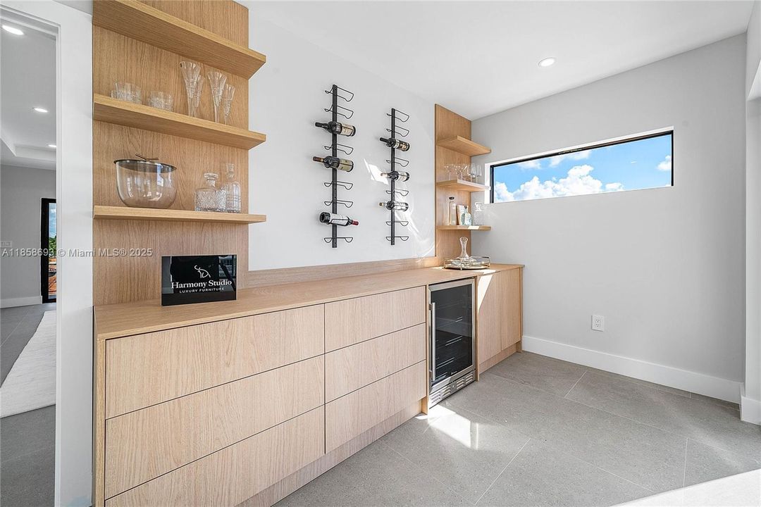 For Sale: $3,995,000 (5 beds, 5 baths, 3791 Square Feet)