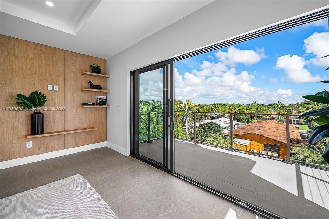 For Sale: $3,995,000 (5 beds, 5 baths, 3791 Square Feet)